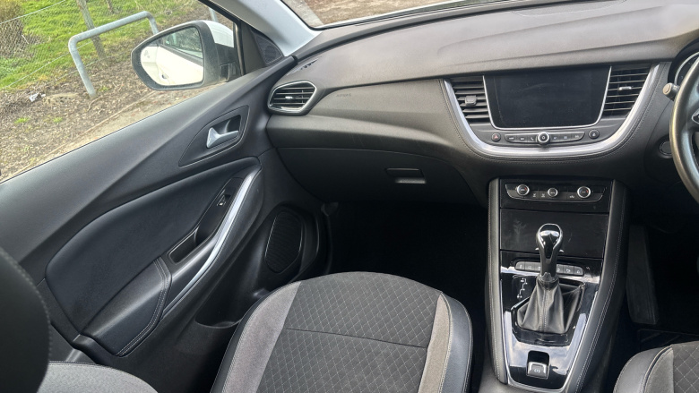 Vauxhall Grandland X 1.6 Turbo D Sport Nav 5dr Auto Diesel Hatchback